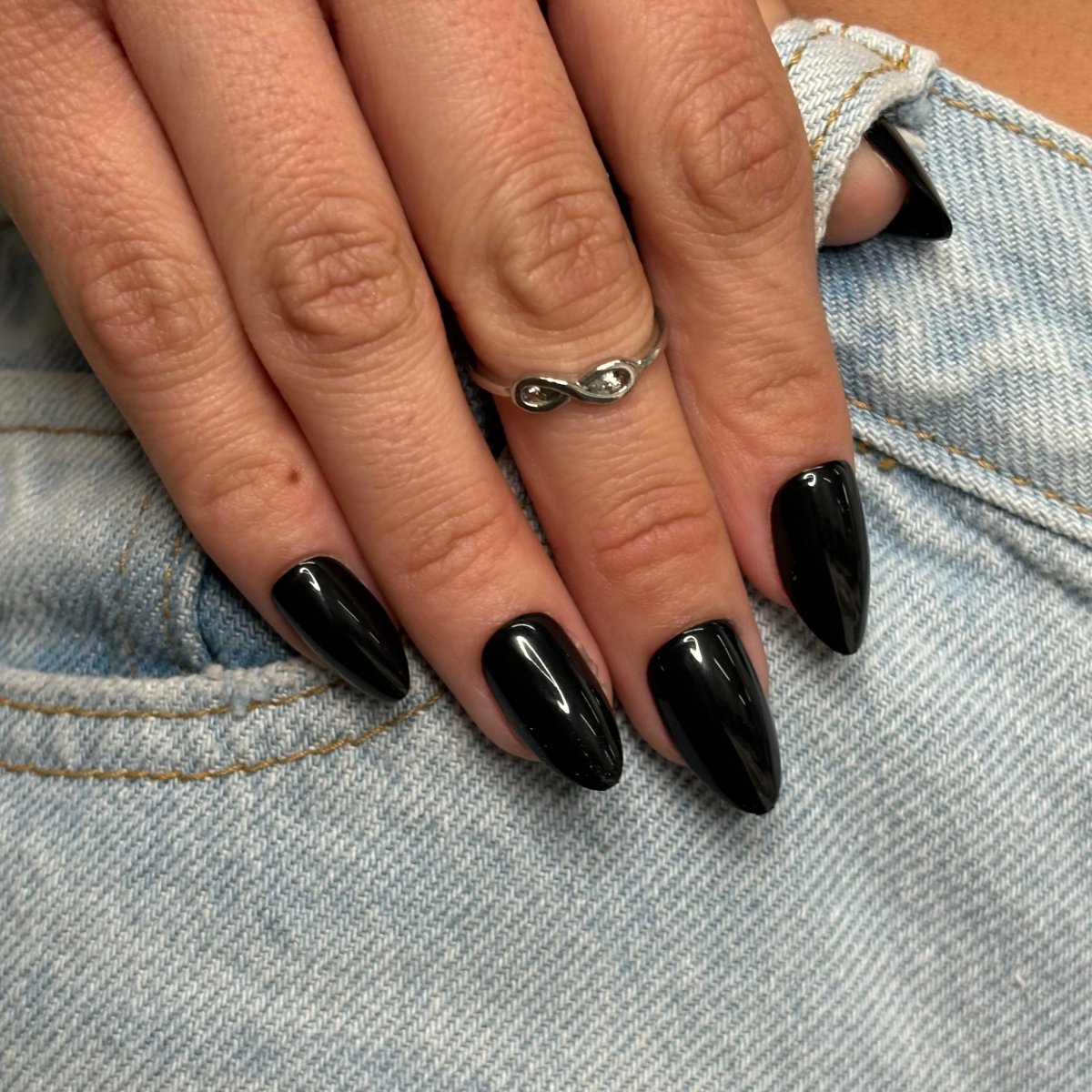 Short Almond Visual Idea Short Almond Visual Idea — Black Nails