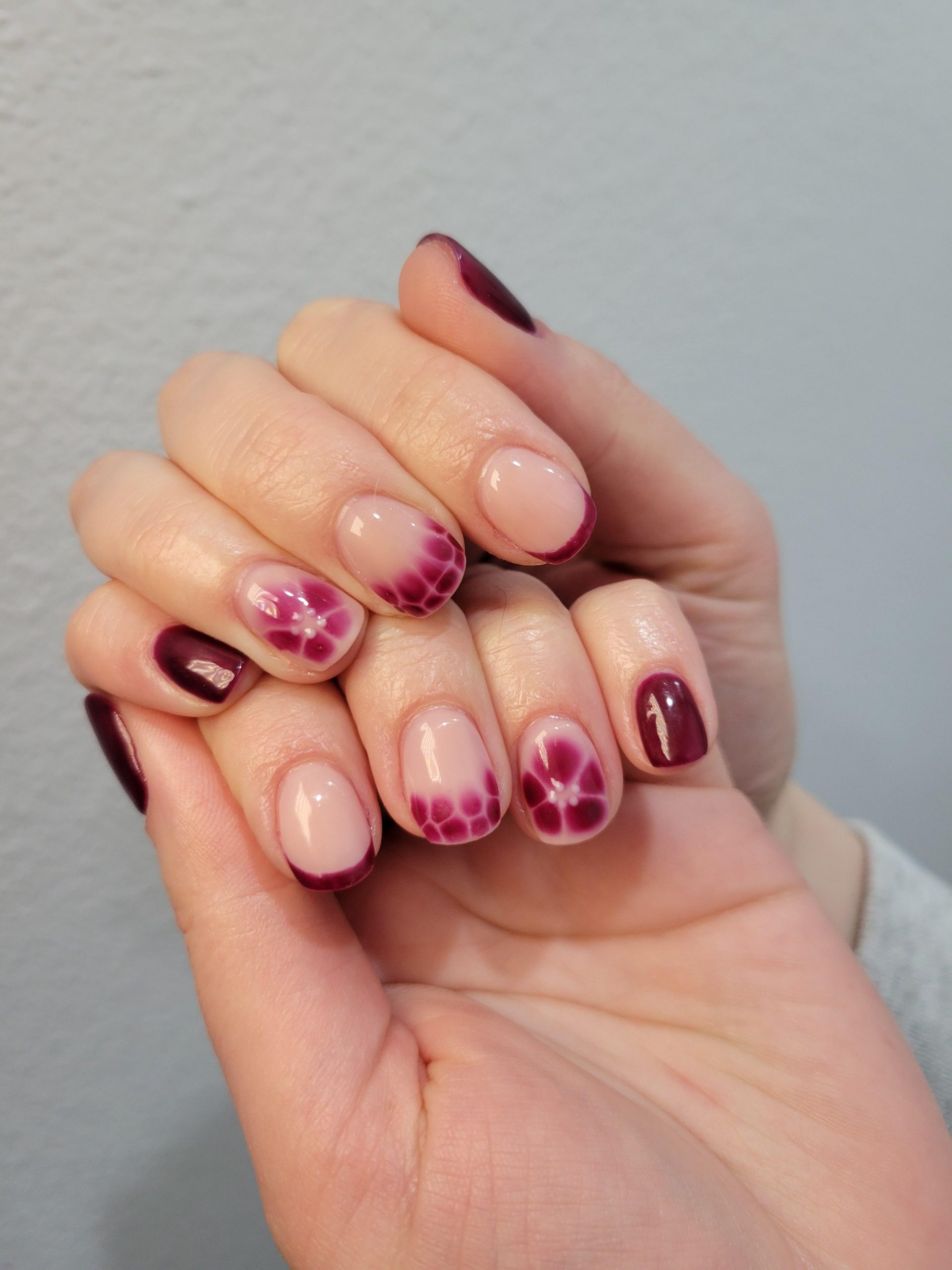 Deep Berry Floral Blooming Gel Short Nails Deep Berry Floral Blooming Gel Short Nails — Blooming Gel Nails