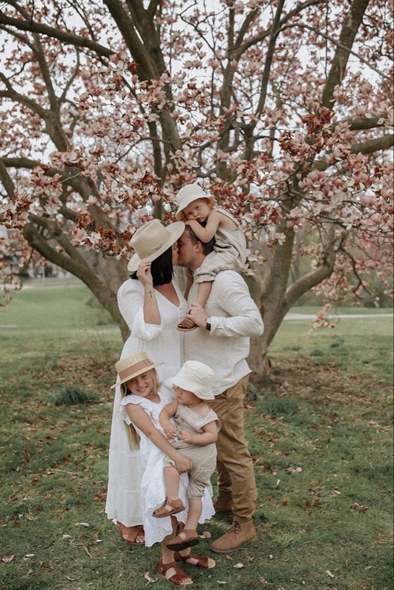 Garden Party Vibes: Matching White Outfits with Straw Hat Accessories Garden Party Vibes: Matching White Outfits with Straw Hat Accessories — Family Photo Outfits
