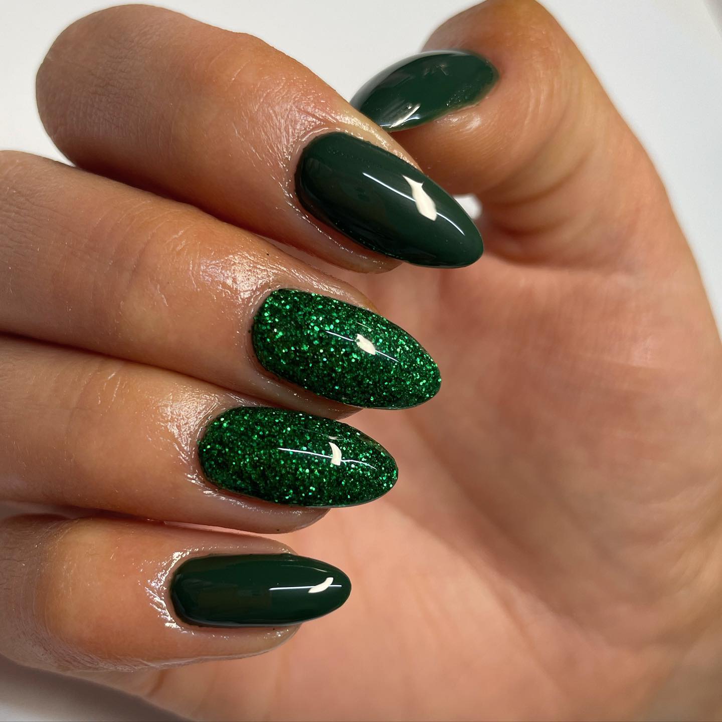 Dense Dark Green Glitter Almonds Dense Dark Green Glitter Almonds — Dark Green Nails