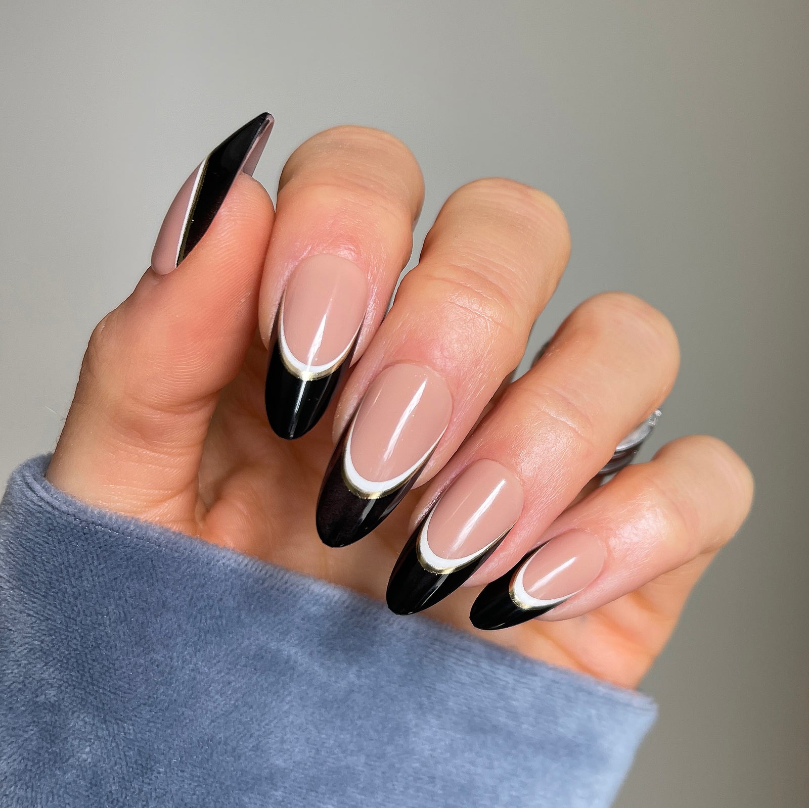Modern Black Gold Line Almonds Modern Black Gold Line Almonds — Long Almond Nails