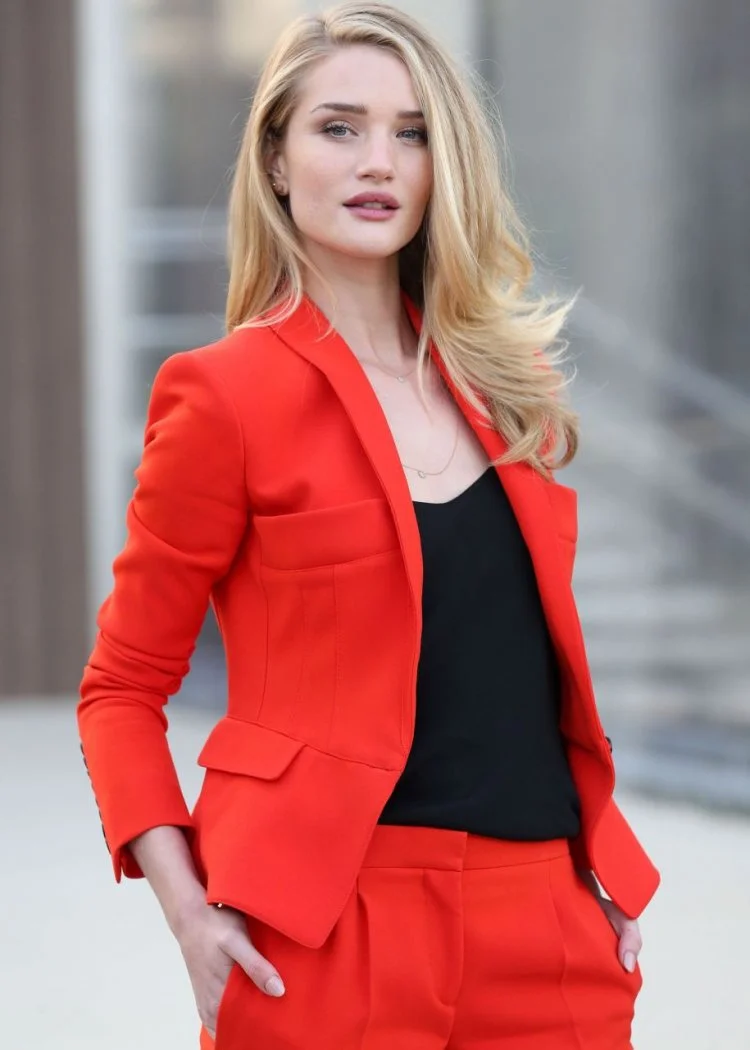 24 Best Hairstyles to Wear With a Pantsuit: Elegant & Modern Ideas