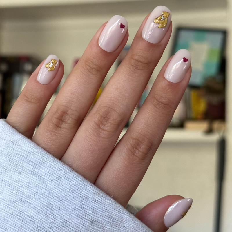 Teddy Bear Charm Accent Nails — Short Round Nails