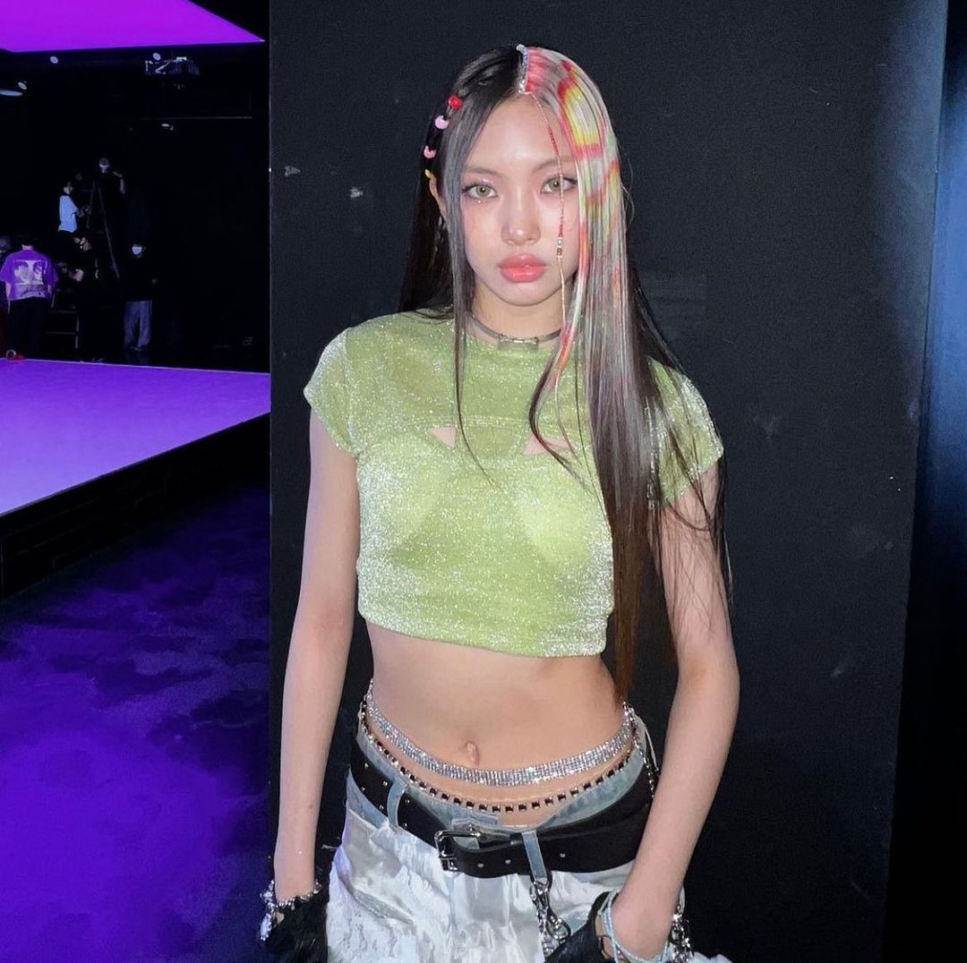 Sparkly Cutout Top with Chain Belt and Low-Rise Pants Sparkly Cutout Top with Chain Belt and Low-Rise Pants — Y2K Outfits