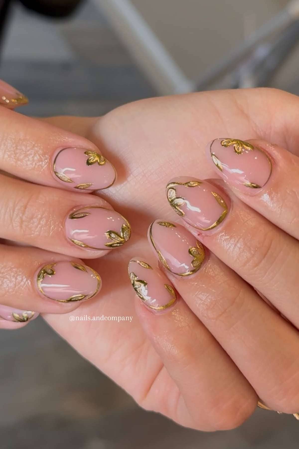 Sheer Pink Gold Foil Ovals Sheer Pink Gold Foil Ovals — Short Gel Nails