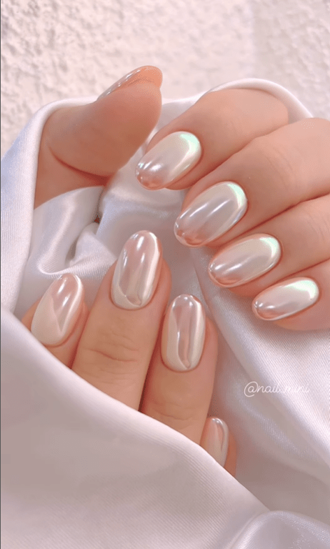 Opalescent White Chrome Oval Opalescent White Chrome Oval — Pink Chrome Nails