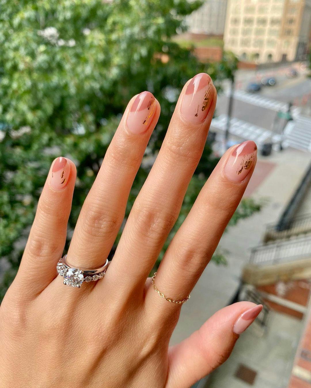 Chic Minimalist Nude Abstract Nails Chic Minimalist Nude Abstract Nails