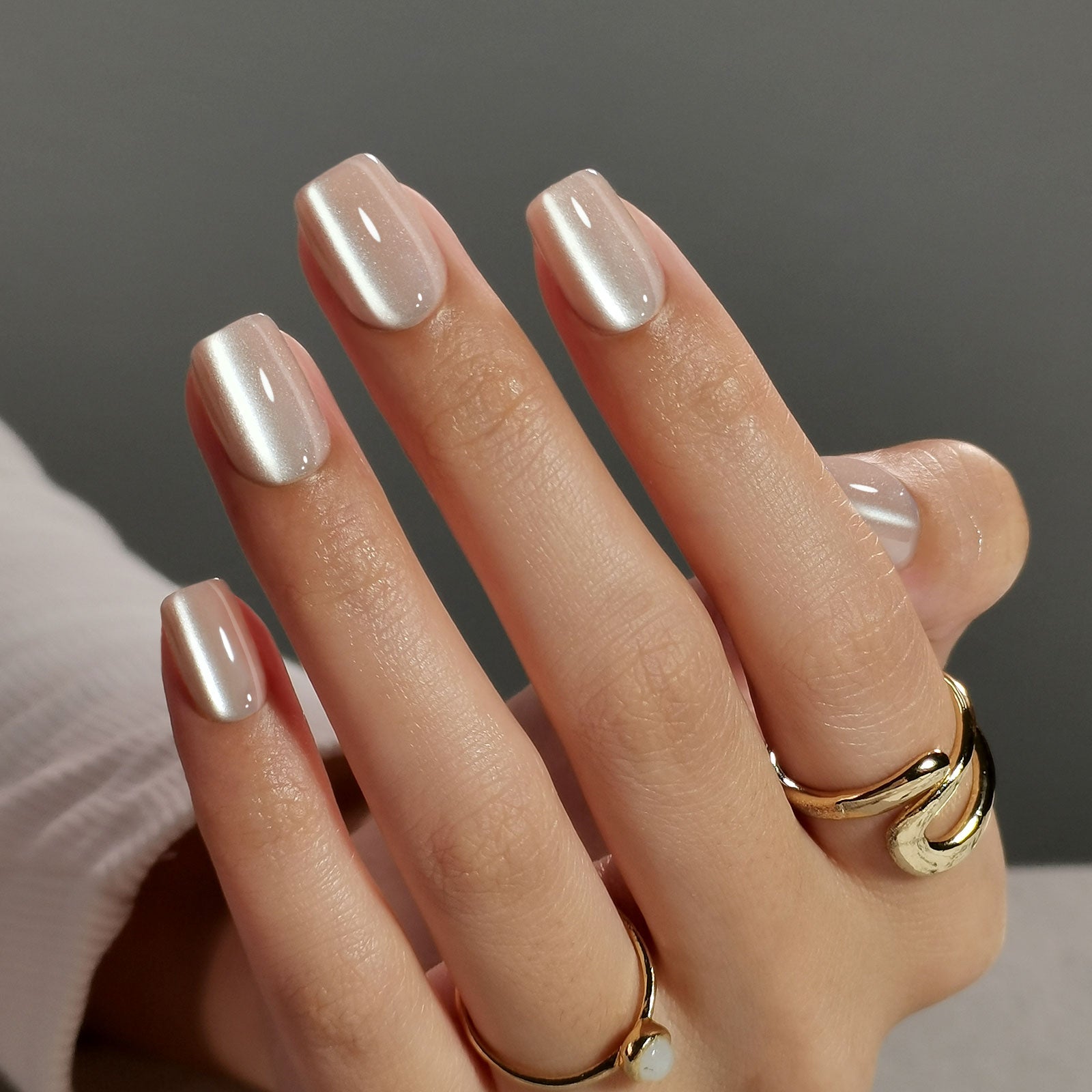 Light Beige Cat Eye Shimmer — Short Square Nails