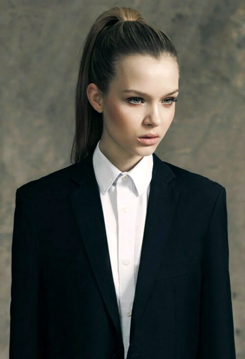 24 Best Hairstyles to Wear With a Pantsuit: Elegant & Modern Ideas