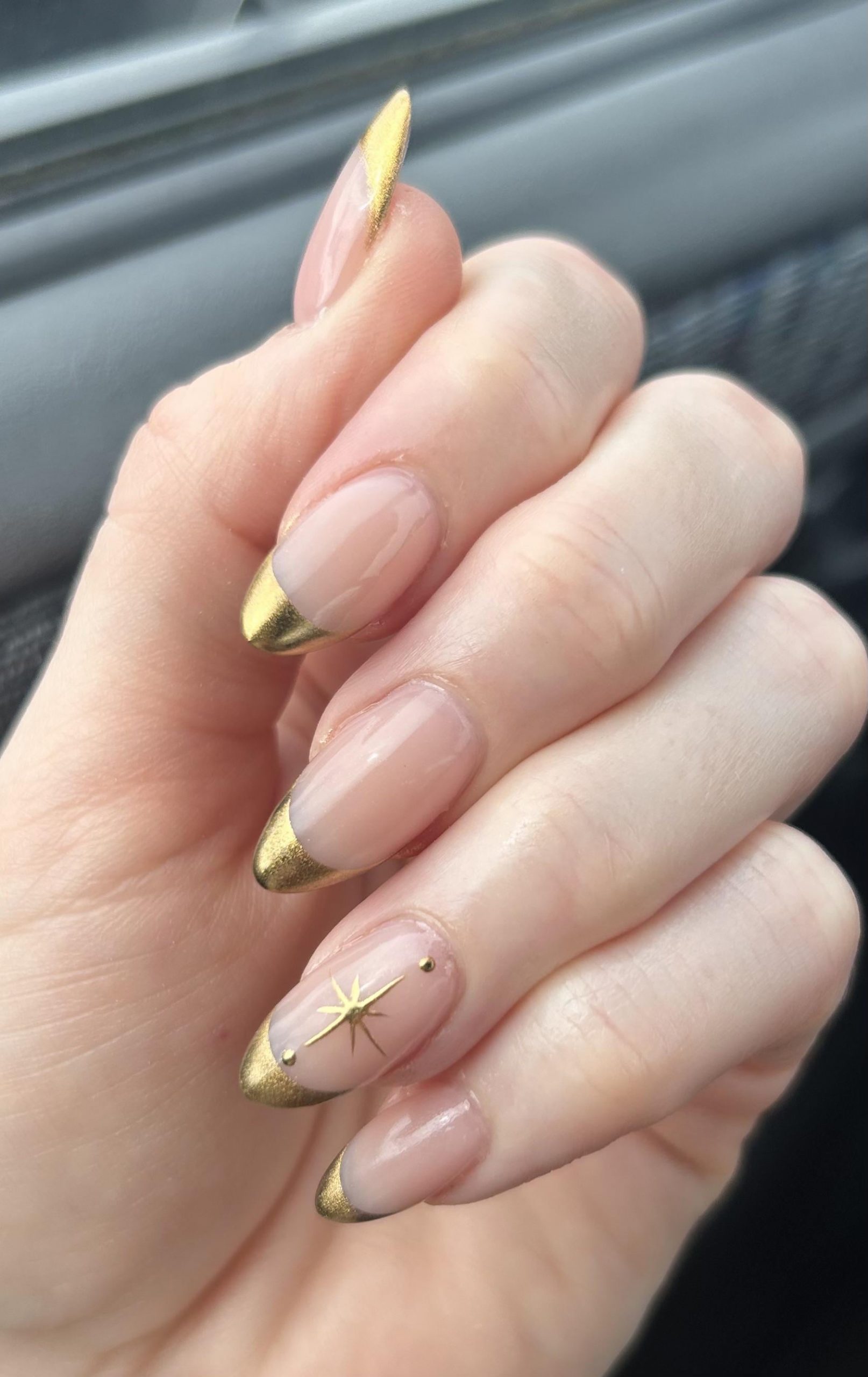 Chrome Tips Glossy Base Thin Gold Chrome Outline Short Ovals — Chrome French Tip Nails