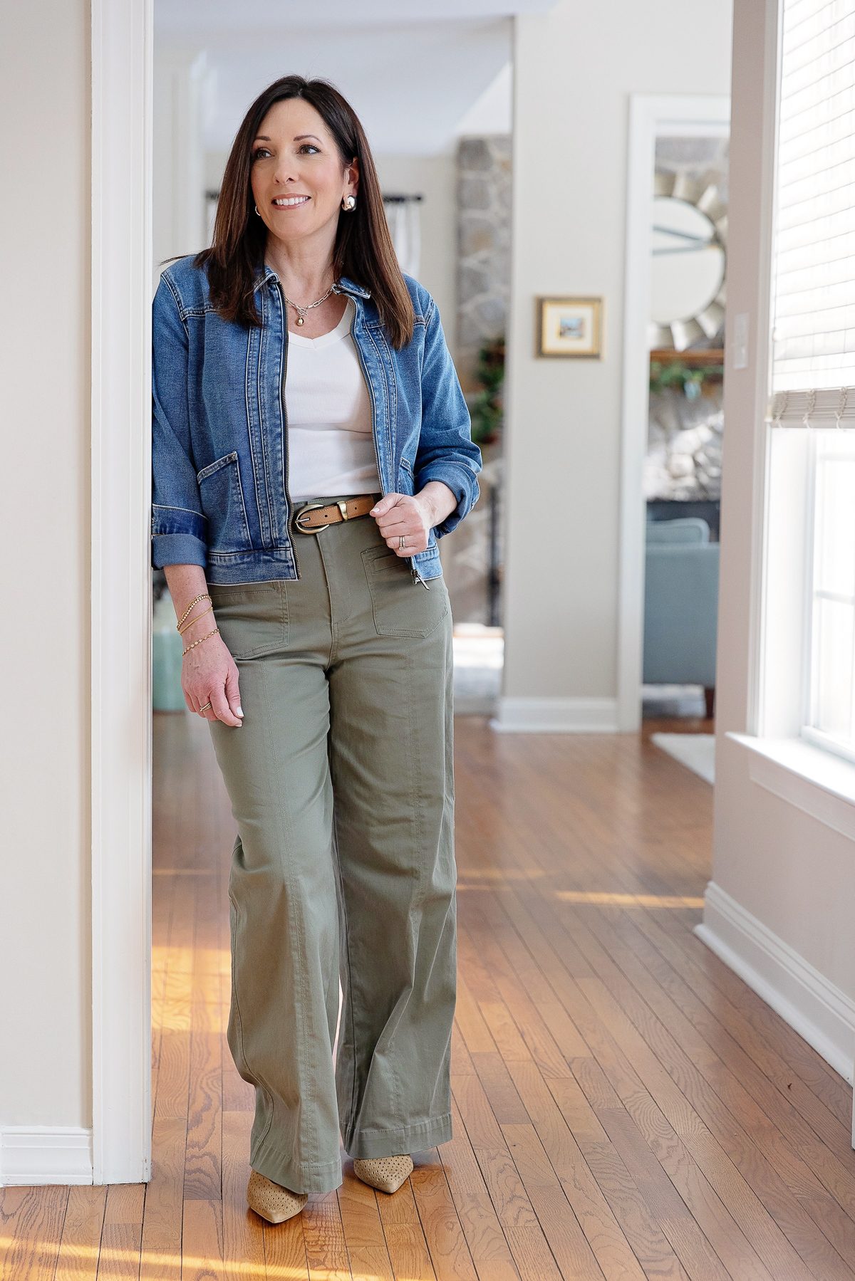 Denim Jacket Over T-Shirt with Straight-Leg Pants Denim Jacket Over T-Shirt with Straight-Leg Pants — Layering Outfits