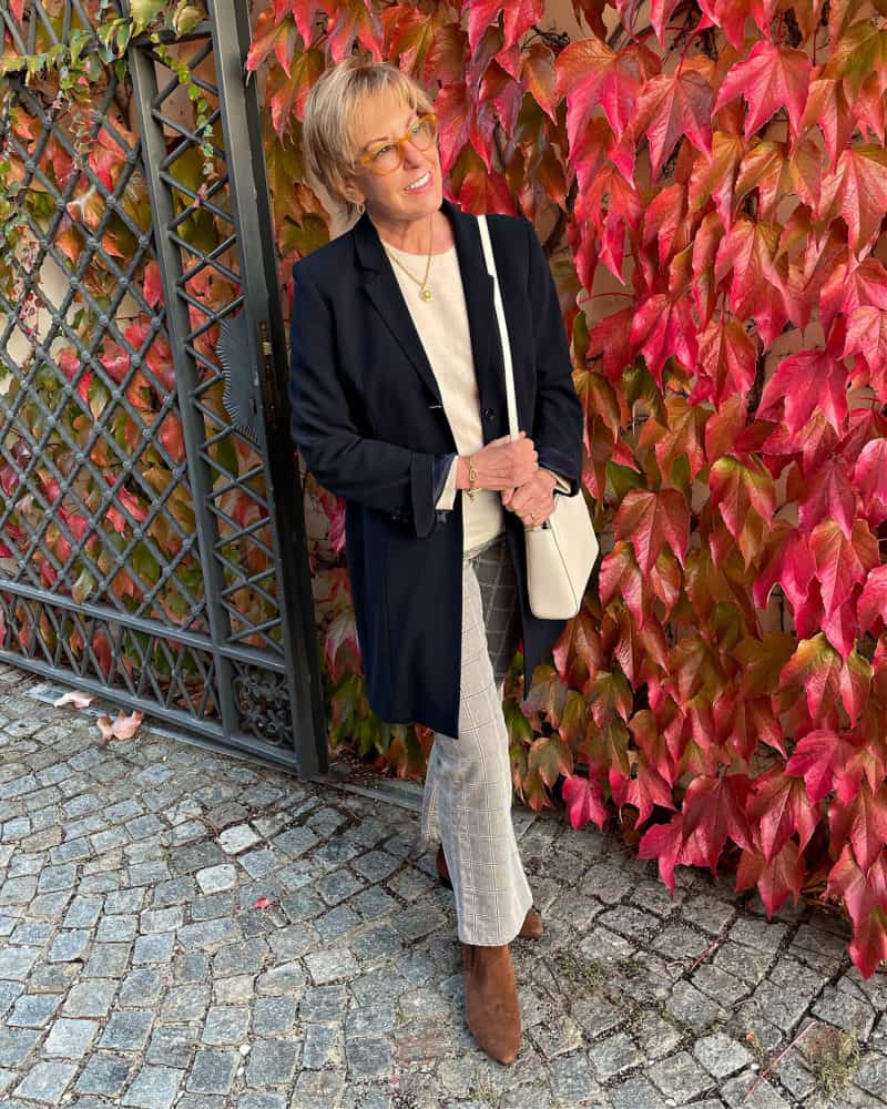 Classic Navy Coat for an Autumn Day Out — Italy Outfits