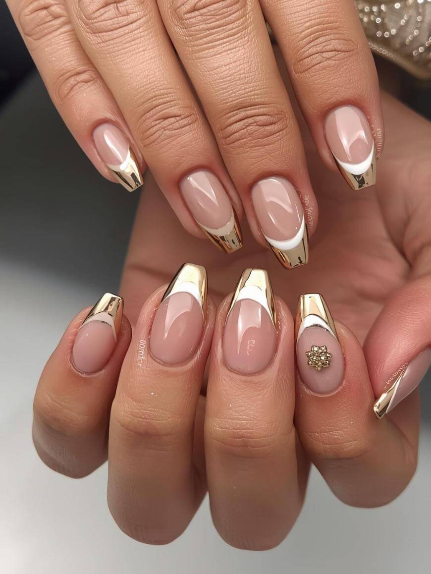 30 Gold Christmas Nails That Are Sleighing This Season