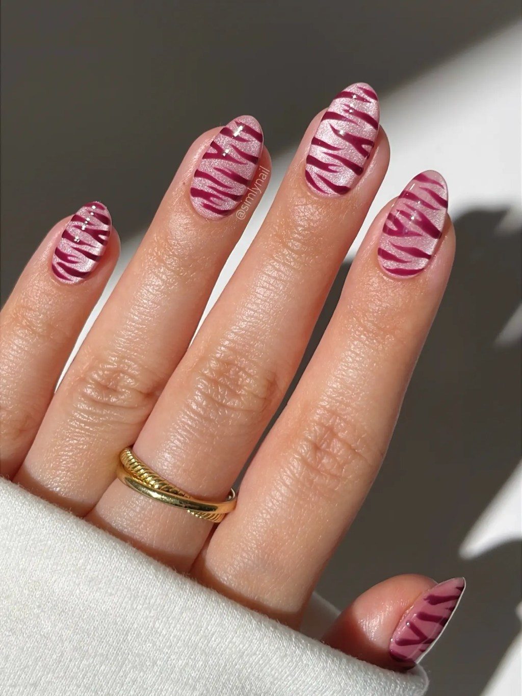 Tiger Stripe Shimmer Oval Nails — Light Pink Nails