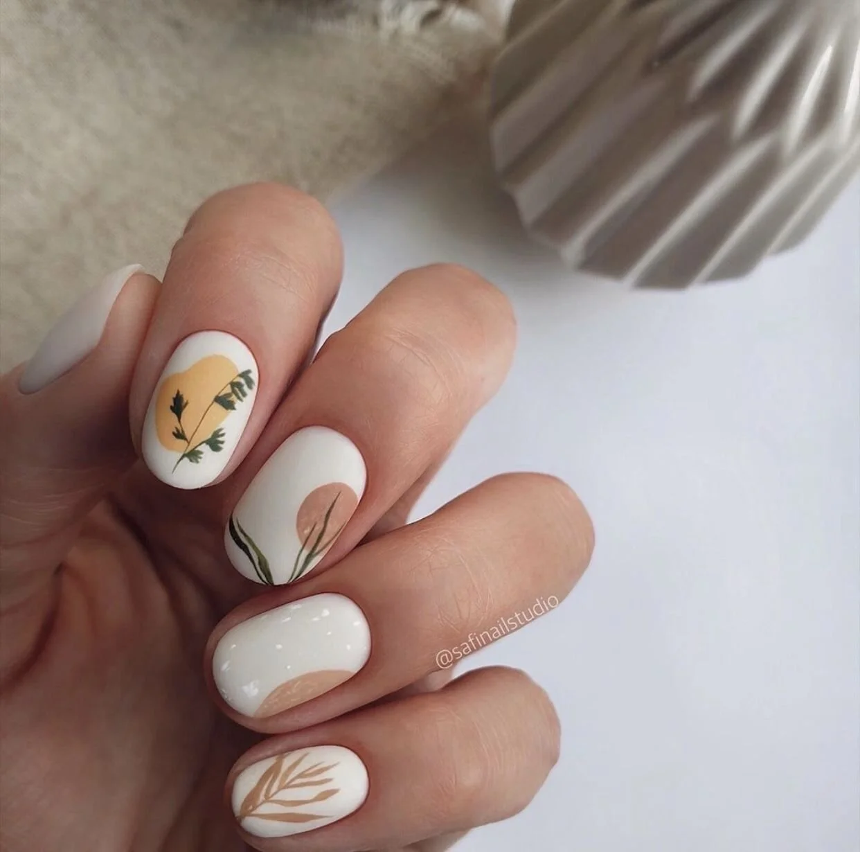 Abstract Shapes Oval Leaf Curved Lines Visual Idea — Minimalist Nails