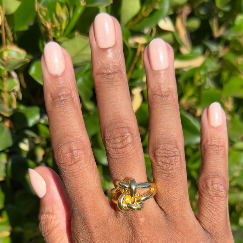 Soft Pale Peach Glossy Round Nails Soft Pale Peach Glossy Round Nails — Nails for Tan Skin