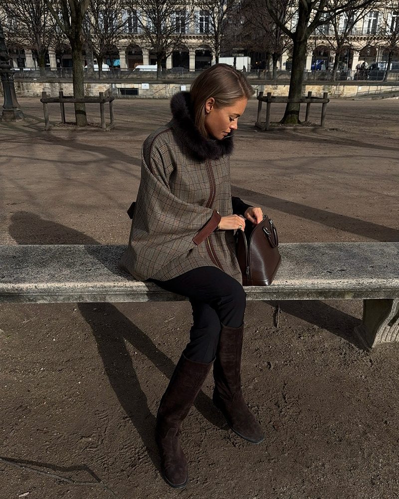 Plaid Cape with Fur Collar for Chic Winter European Outings Plaid Cape with Fur Collar for Chic Winter European Outings — Europe Outfits
