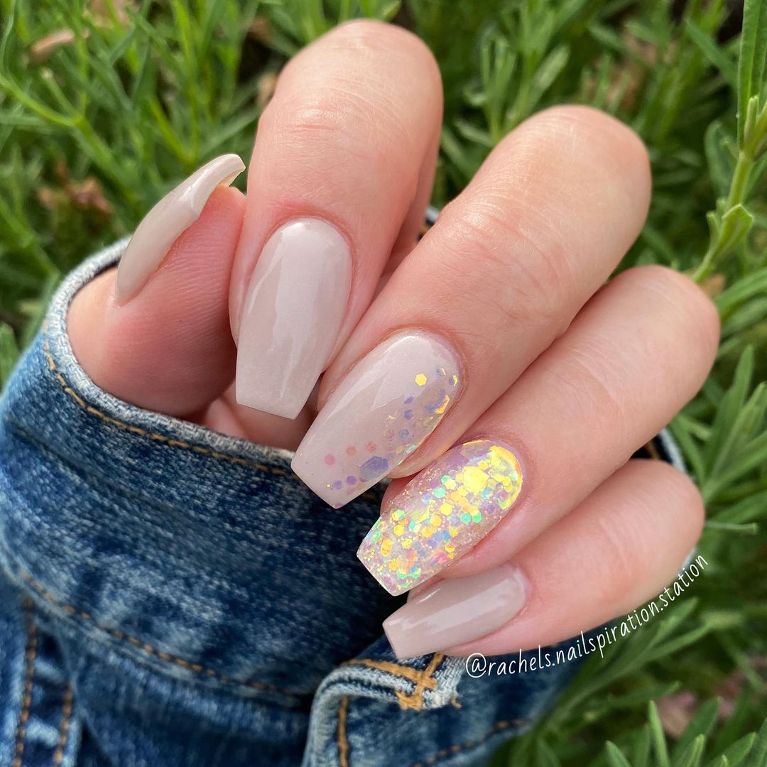 Neutral Beige with Iridescent Glitter Accents Neutral Beige with Iridescent Glitter Accents — Dip Powder Nails