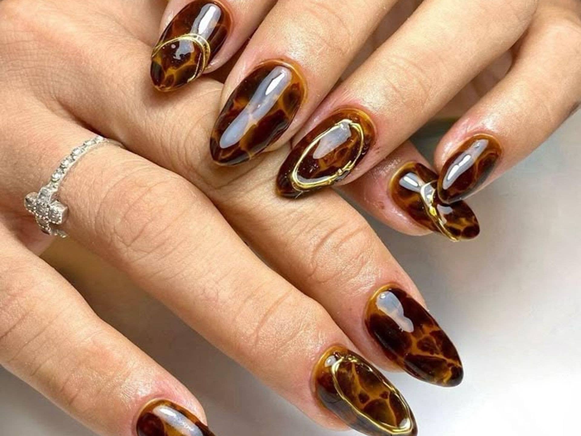Tortoise Shell with Gold Wire Accents Tortoise Shell with Gold Wire Accents — Tortoise Shell Nails