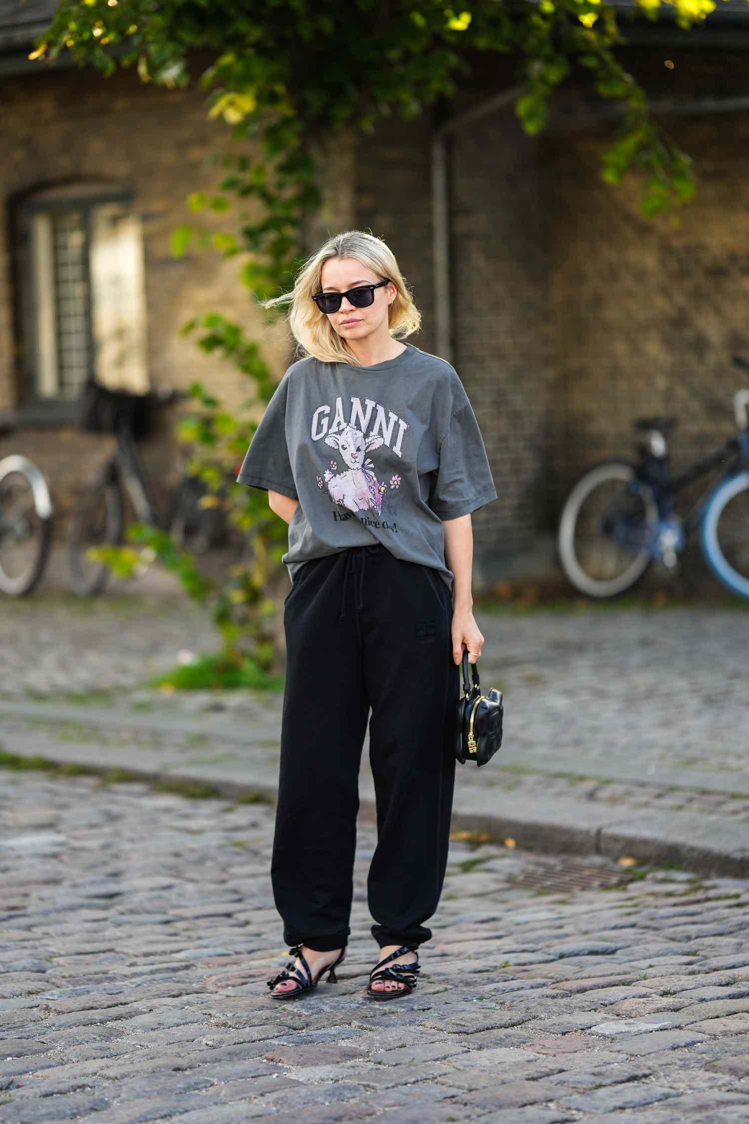 Oversized Graphic Tee and Baggy Sweatpants for Streetwear Casual Oversized Graphic Tee and Baggy Sweatpants for Streetwear Casual — Casual Outfits