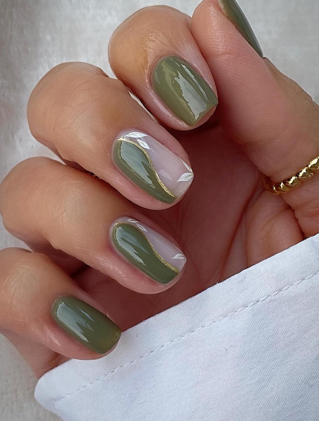 Short Oval Olive with Abstract Gold Lines — Olive Green Nails