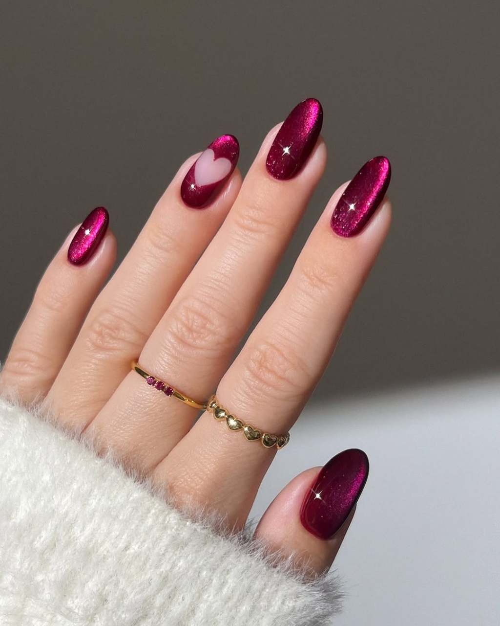 Magenta Cat Eye with Heart Accent Magenta Cat Eye with Heart Accent — Cat Eye Nails