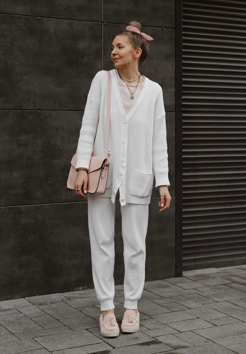 White Cardigan and Pink Tee with Relaxed Pants for Casual Comfort White Cardigan and Pink Tee with Relaxed Pants for Casual Comfort — Casual Work Outfits