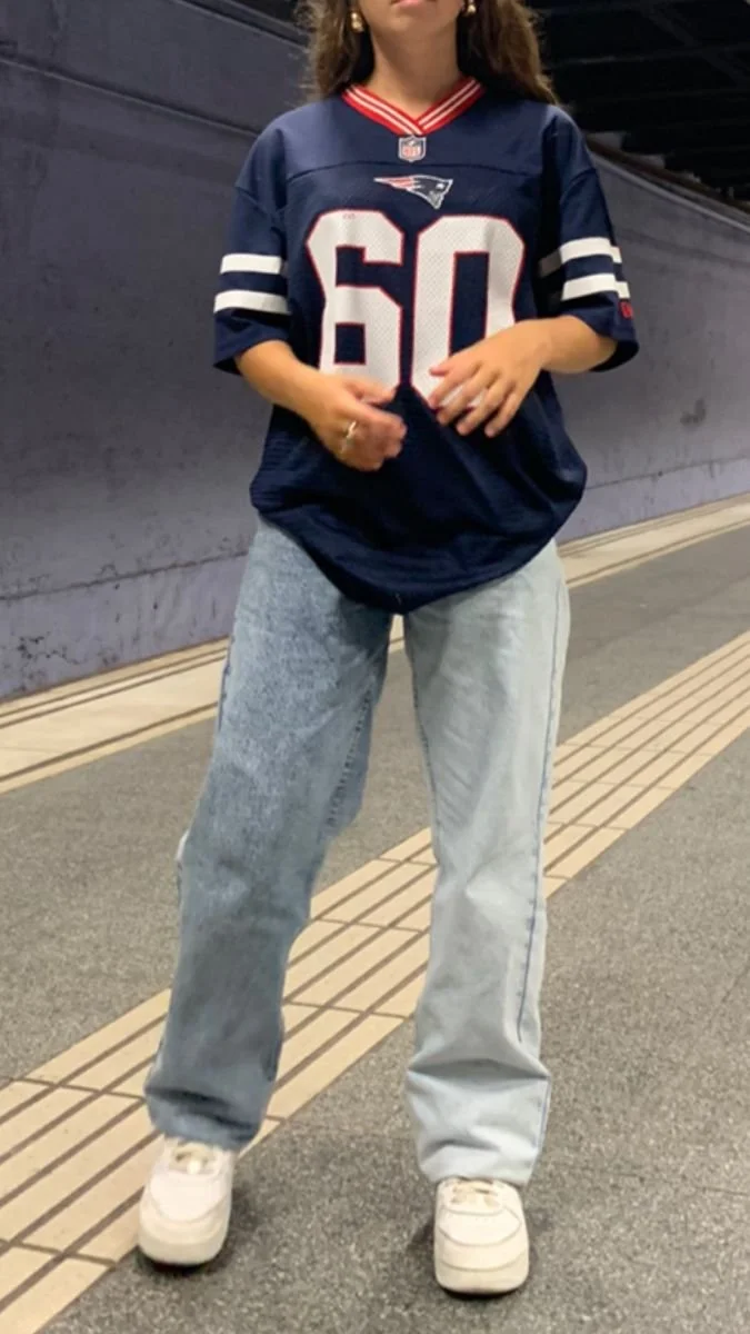 Oversized Football Jersey with Two-Toned Wide-Leg Jeans Oversized Football Jersey with Two-Toned Wide-Leg Jeans — Jersey Outfits
