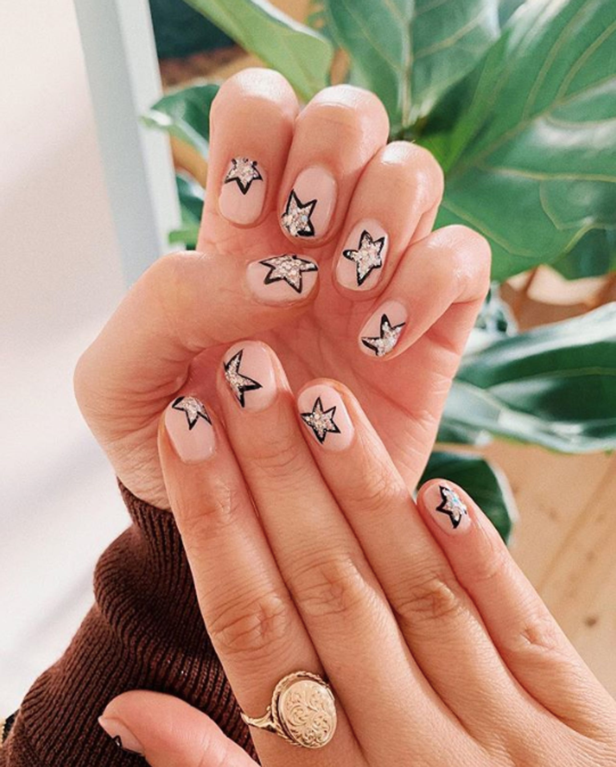 Glossy With Glitter Visual Idea Glossy With Glitter Visual Idea — Short Nails