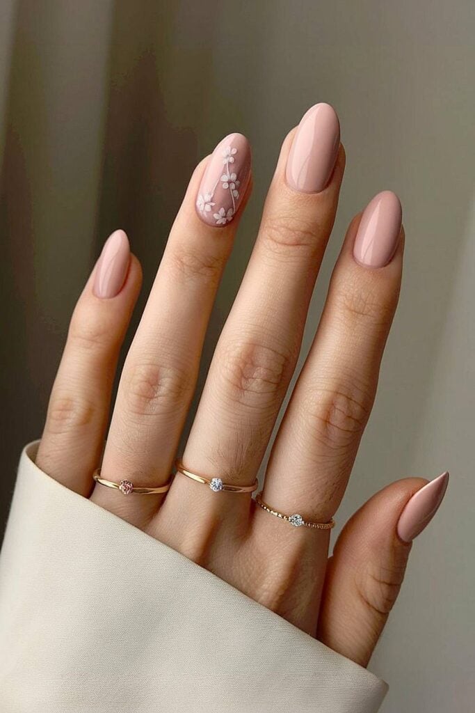 Delicate Floral Motif On Accent Nail Visual Idea Delicate Floral Motif On Accent Nail Visual Idea — Oval Nails