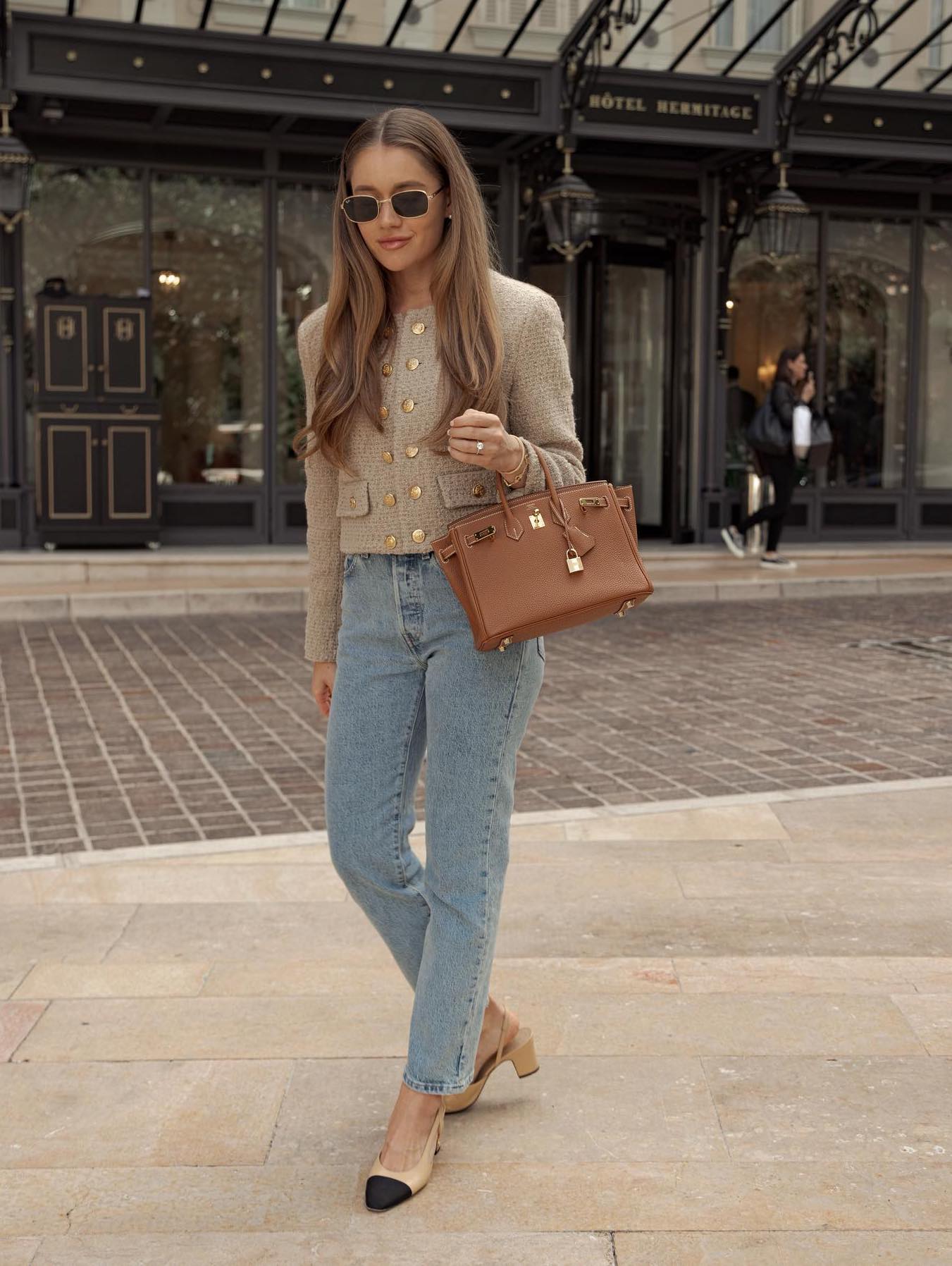Outfit Idea — She Accessorizes With A Quilted Handbag Outfit Idea — She Accessorizes With A Quilted Handbag — Old Money Outfits