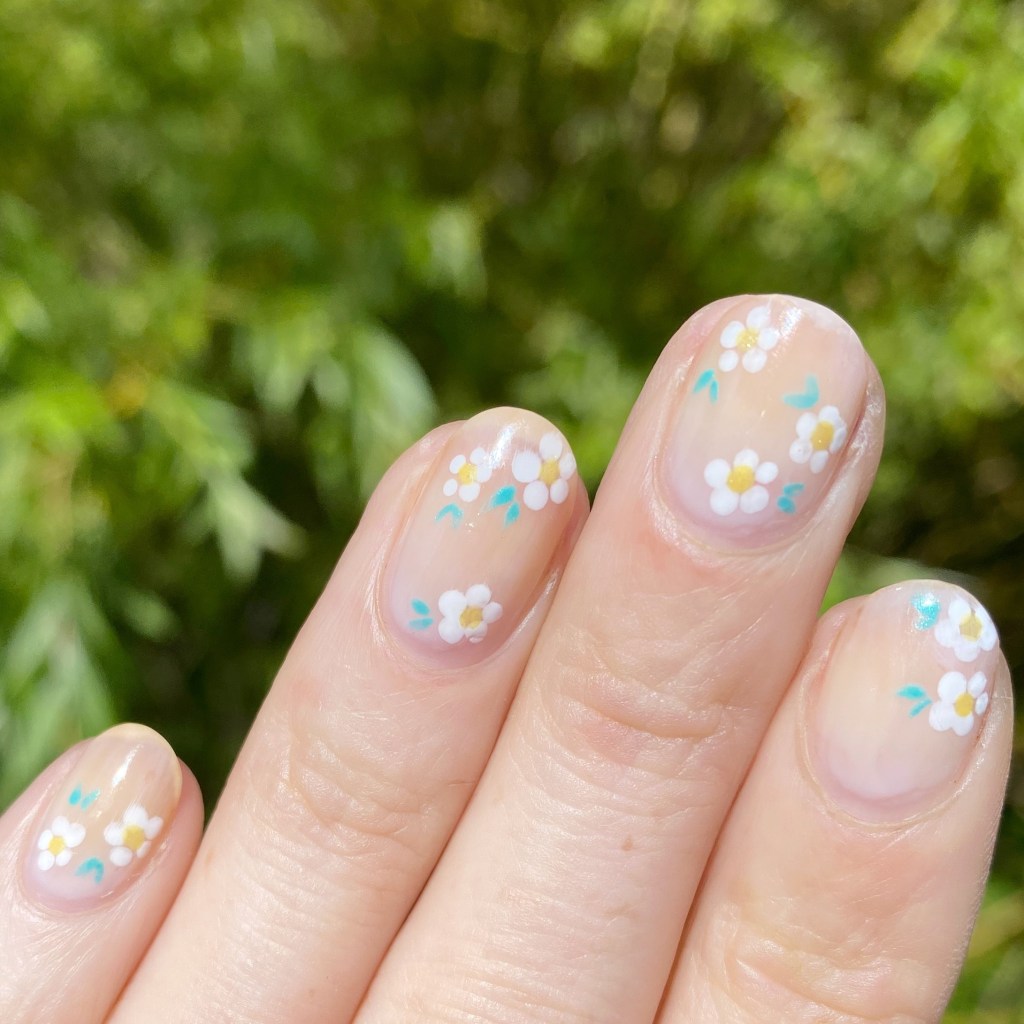 Dainty Daisy Daisies on Short Round Dainty Daisy Daisies on Short Round — Negative Space Nails