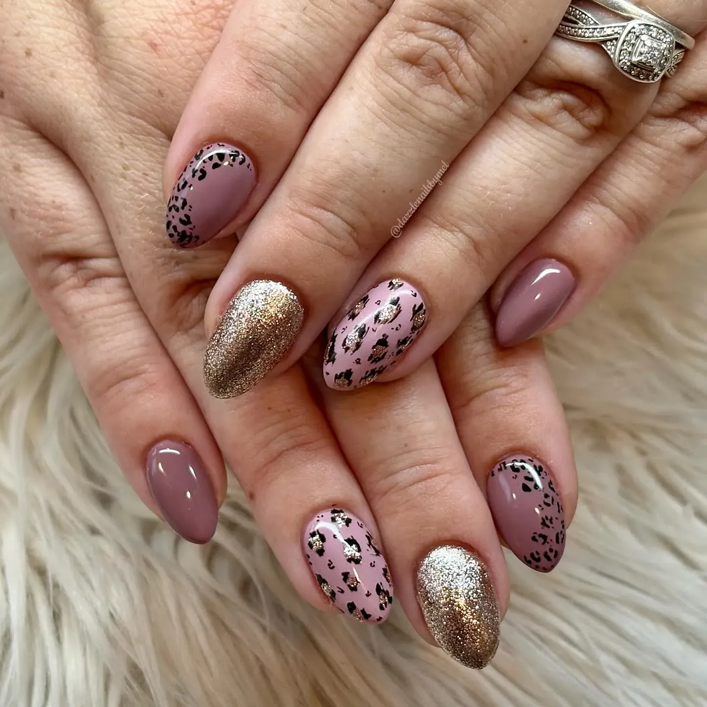 Mauve Glitter & Leopard Accent Nails Mauve Glitter & Leopard Accent Nails — Leopard Print Nails
