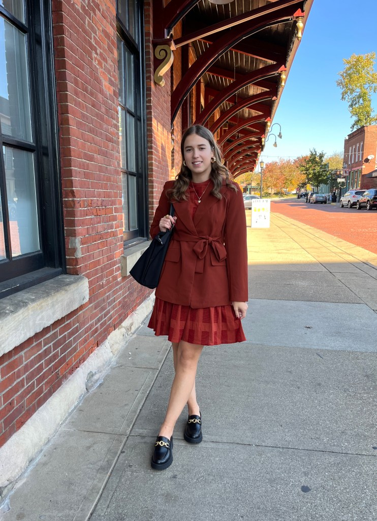 Belted Blazer and Plaid Dress for a Smart Casual College Ensemble Belted Blazer and Plaid Dress for a Smart Casual College Ensemble — College Outfits