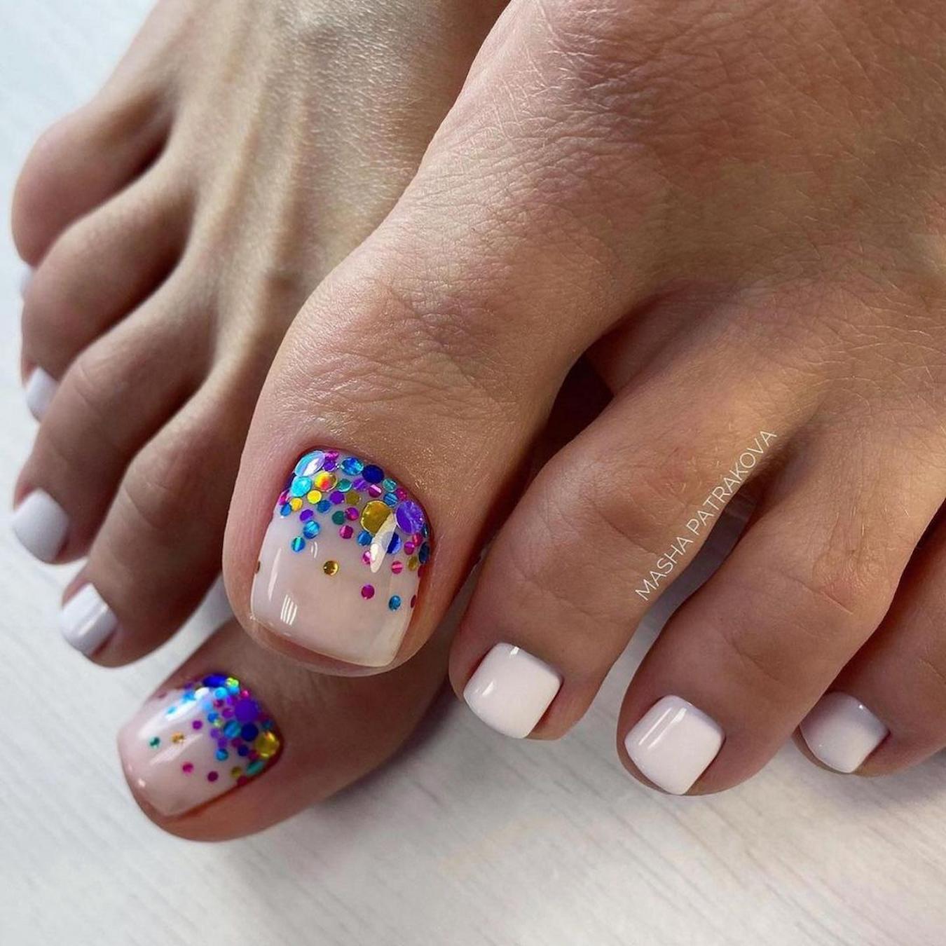 Nude Glossy with Glitter Confetti Accent Toenails Nude Glossy with Glitter Confetti Accent Toenails — Toe Nails