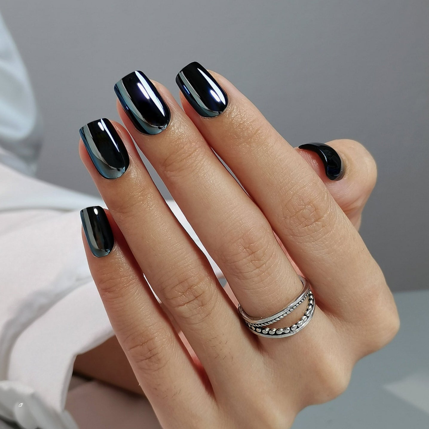 Chrome Visual Idea Chrome Visual Idea — Black Nails