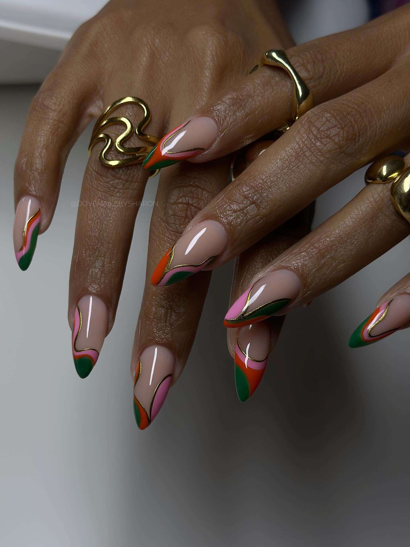 Abstract Wavy Lines With Gold Accents Visual Idea Abstract Wavy Lines With Gold Accents Visual Idea — Abstract Nails