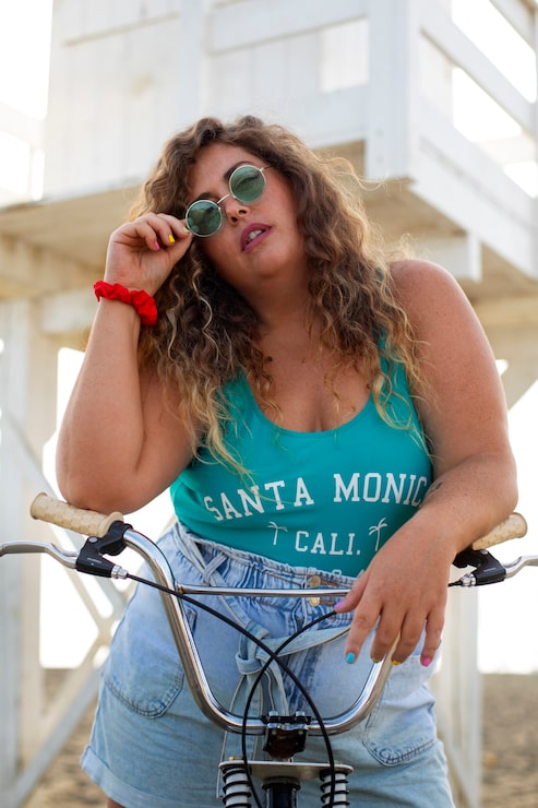Teal Graphic Tank Top with Denim Shorts for a Beachy Casual Look Teal Graphic Tank Top with Denim Shorts for a Beachy Casual Look — Latina Outfits