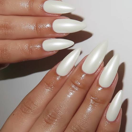 Pearlescent Opalescent Stiletto Chrome Pearlescent Opalescent Stiletto Chrome — White Chrome Nails