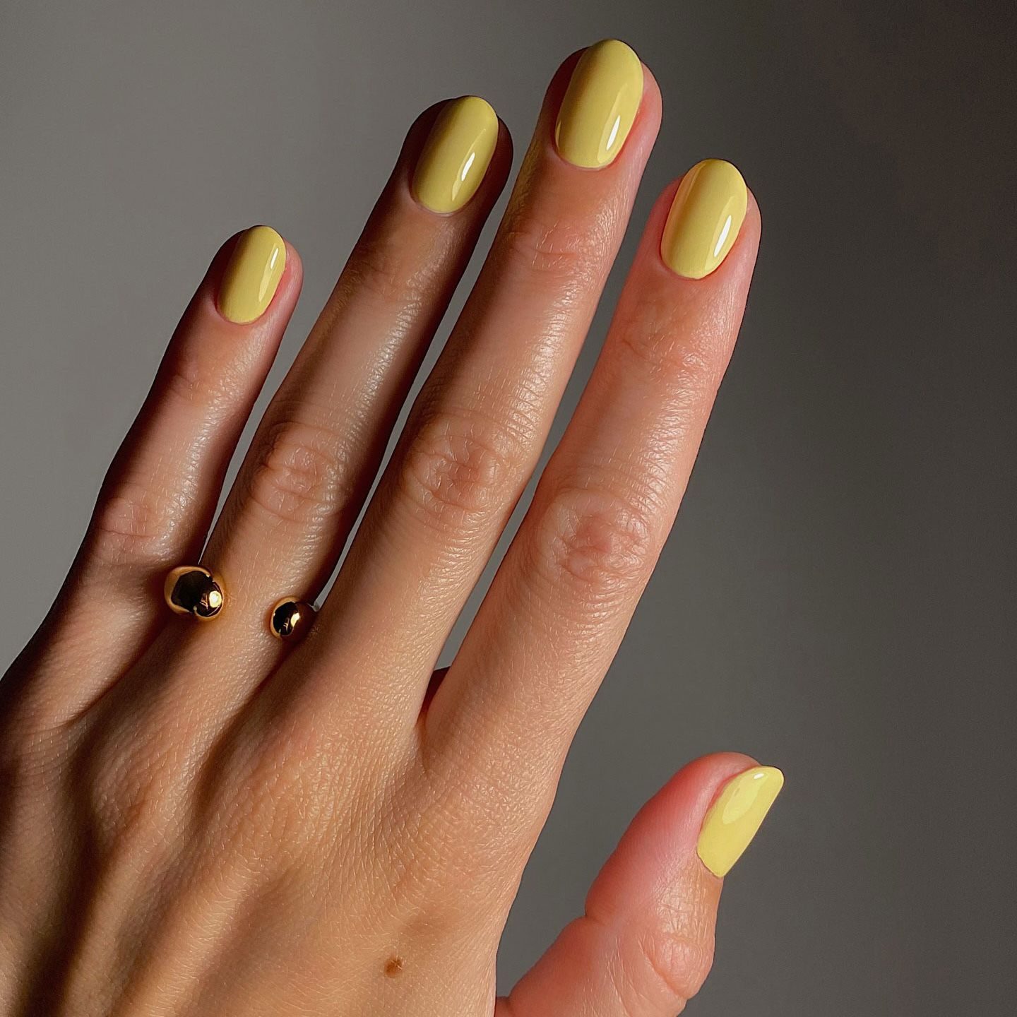 Understated Pale Yellow Short Ovals — Yellow Nails