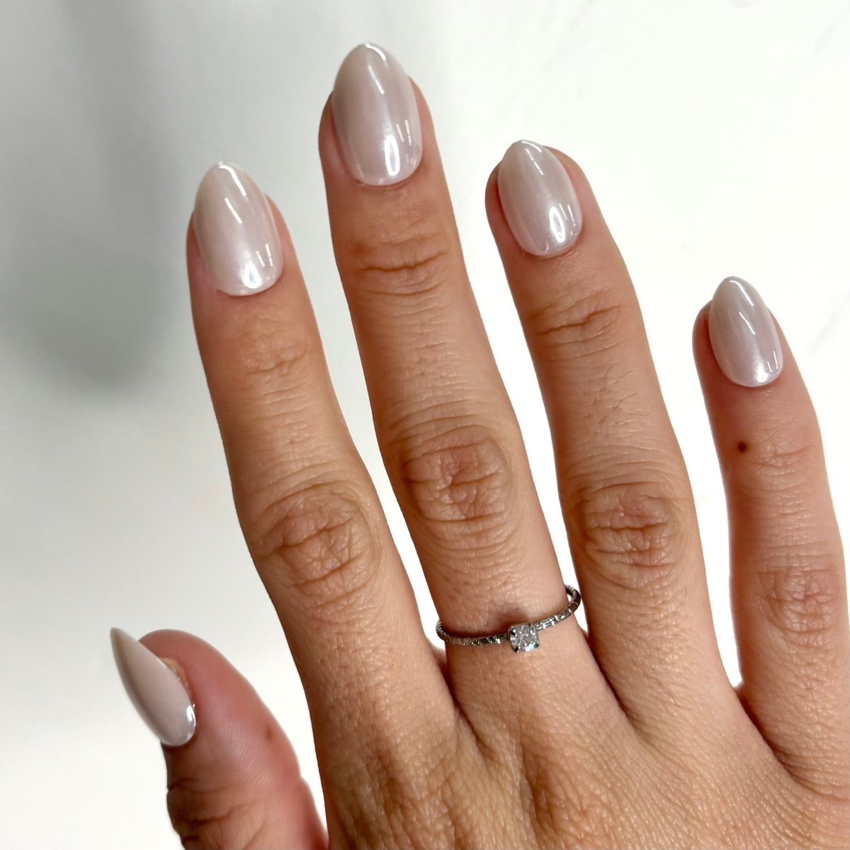 Nude Pearlescent Chrome Nails — Short Round Nails