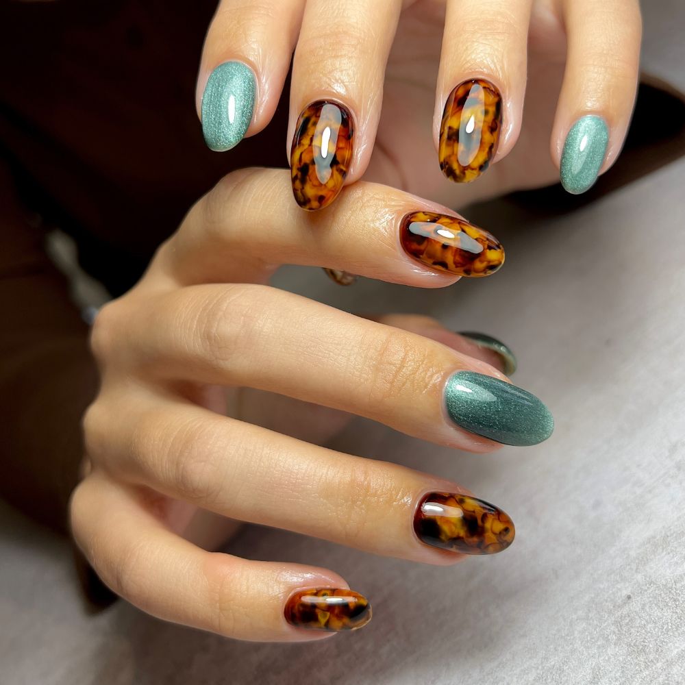 Tortoise Shell with Shimmering Teal Accents Tortoise Shell with Shimmering Teal Accents — Tortoise Shell Nails