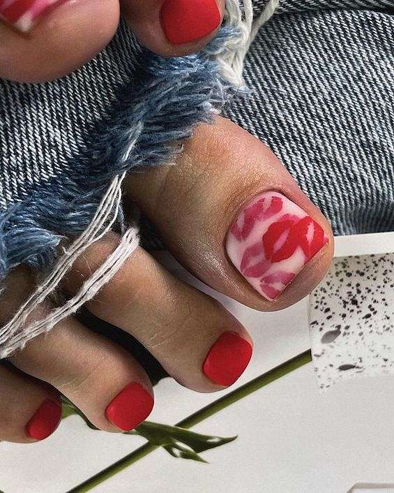 Matte Red with Glossy Lips Accent Toenails Matte Red with Glossy Lips Accent Toenails — Toe Nails