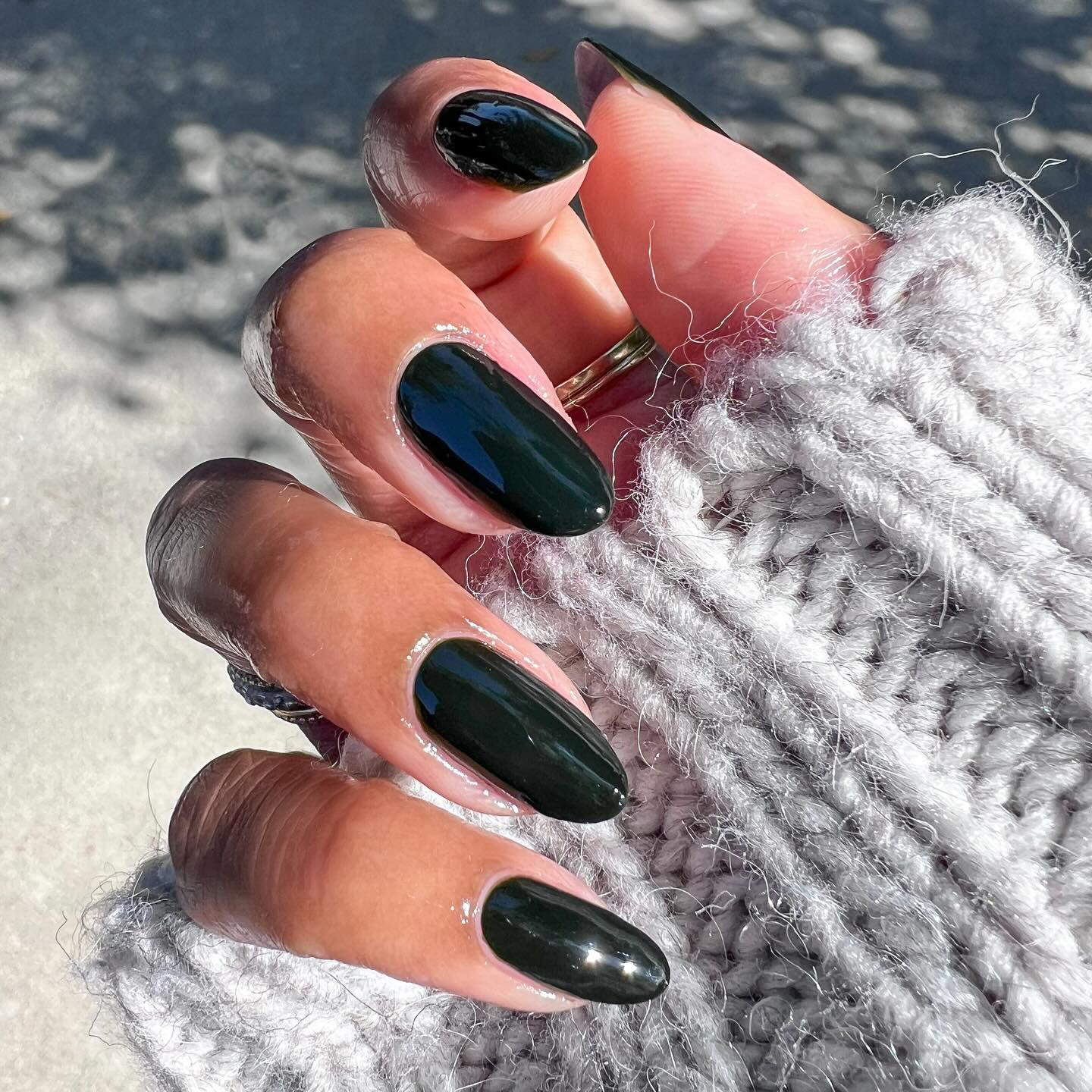 Wet-Look Shine Deep Green Stilettos Wet-Look Shine Deep Green Stilettos — Dark Green Nails