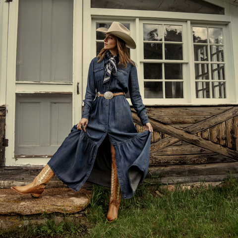 Denim Maxi Dress with Western Belt and Cowboy Hat Denim Maxi Dress with Western Belt and Cowboy Hat — Western Outfits