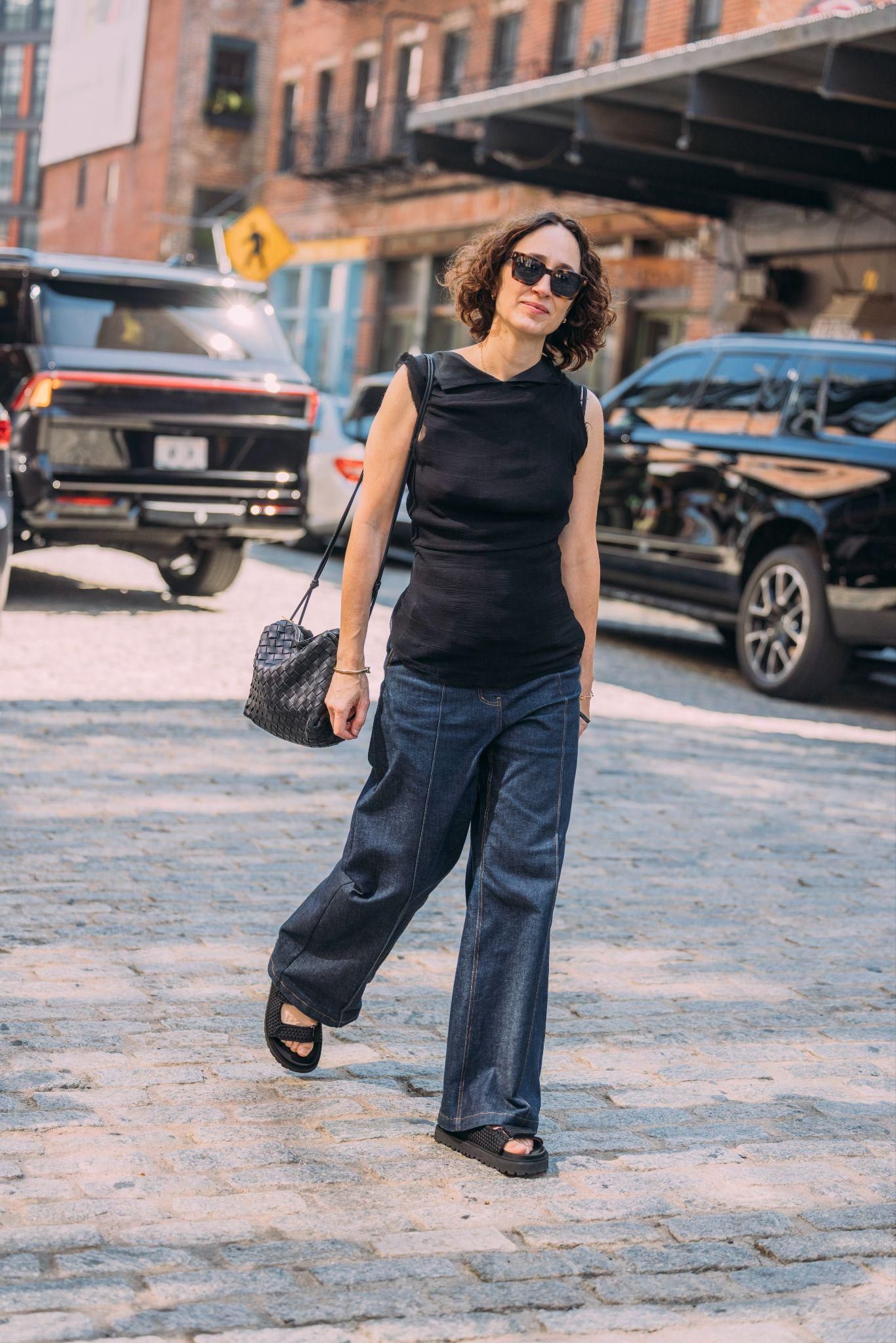 Sleeveless Top and Wide-Leg Jeans: Effortless Downtown Silhouette Sleeveless Top and Wide-Leg Jeans: Effortless Downtown Silhouette — Downtown Girl Outfits