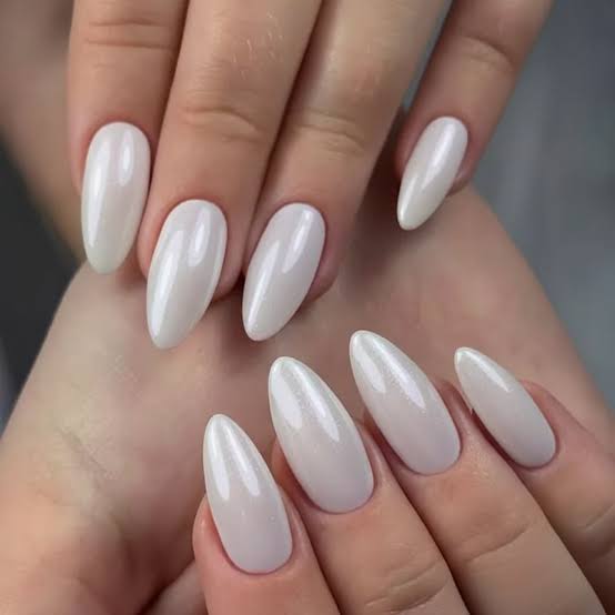Off-White Pearlescent Shine Off-White Pearlescent Shine — White Chrome Nails