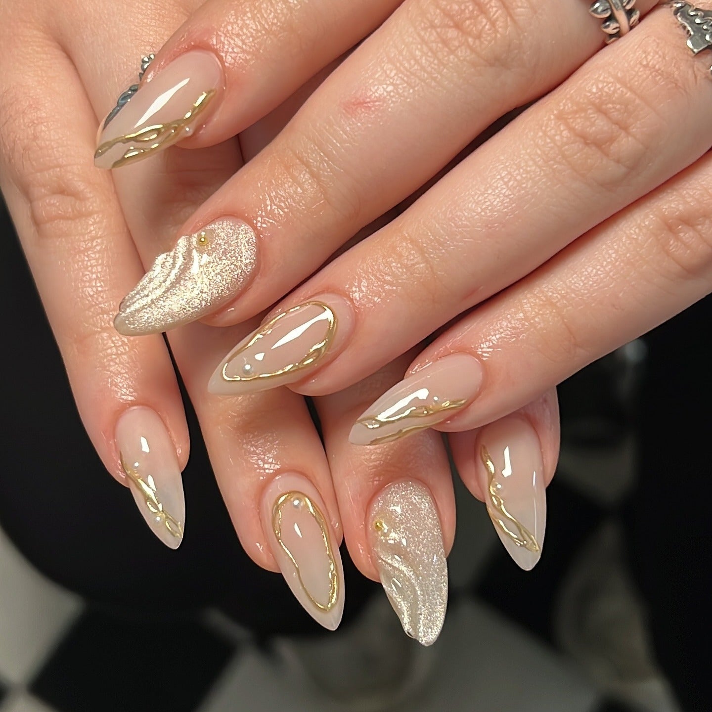 Nude Gold Line Art Glitter Stiletto Nude Gold Line Art Glitter Stiletto — Gold Nails