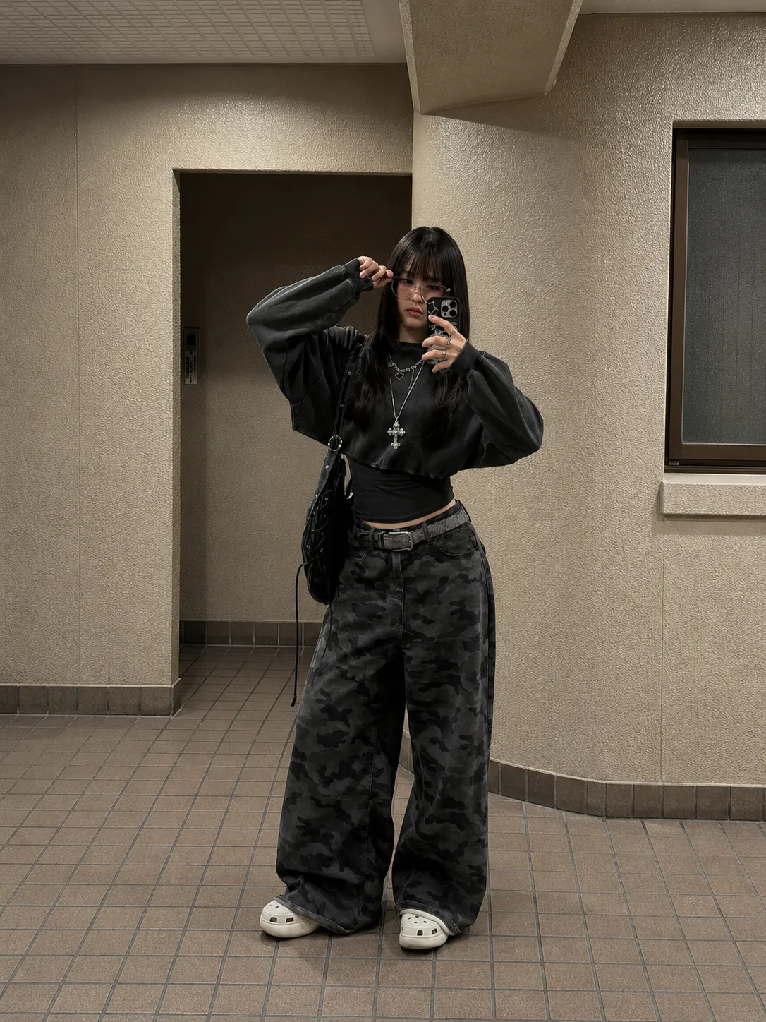Oversized Camouflage Cargo Pants with a Cropped Sweatshirt Oversized Camouflage Cargo Pants with a Cropped Sweatshirt — Baddie Outfits
