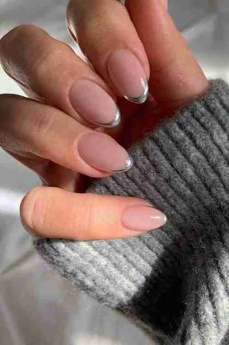 Delicate Silver Chrome Outline Almonds — Chrome French Tip Nails